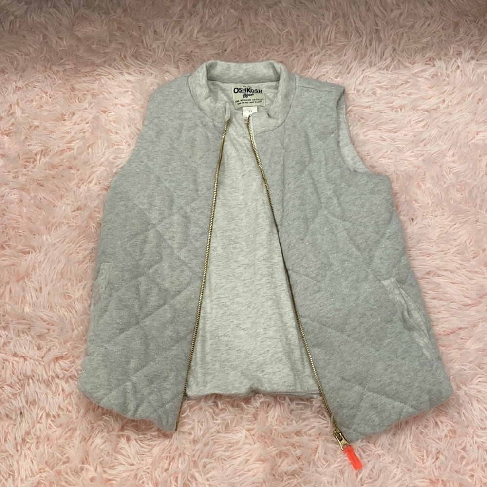 This is a silver vest with glitter witch DOSE NOT shed of glitter